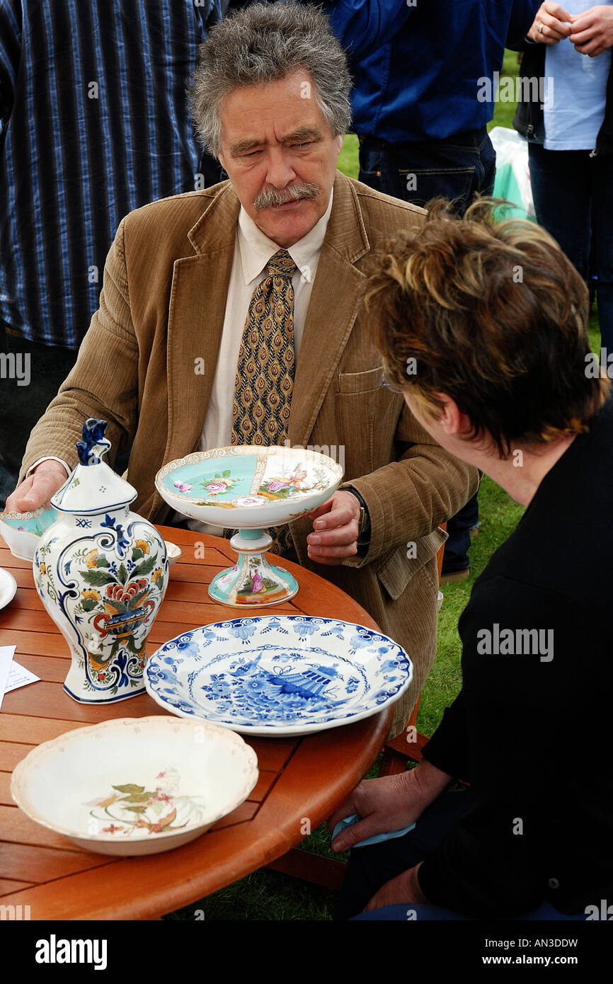 Pic martin phelps 250506 Antiques Roadshow de lacock à abbaye de Lacock david battie Banque D'Images