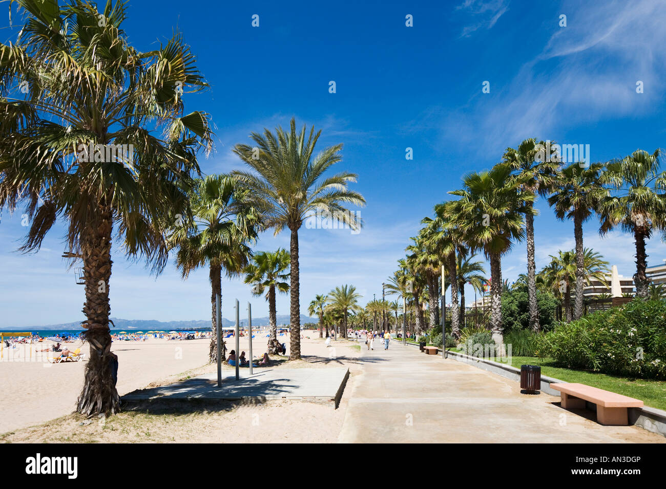 Promenade le long de la plage de Llevant, Salou, Costa Dorada, Espagne Banque D'Images