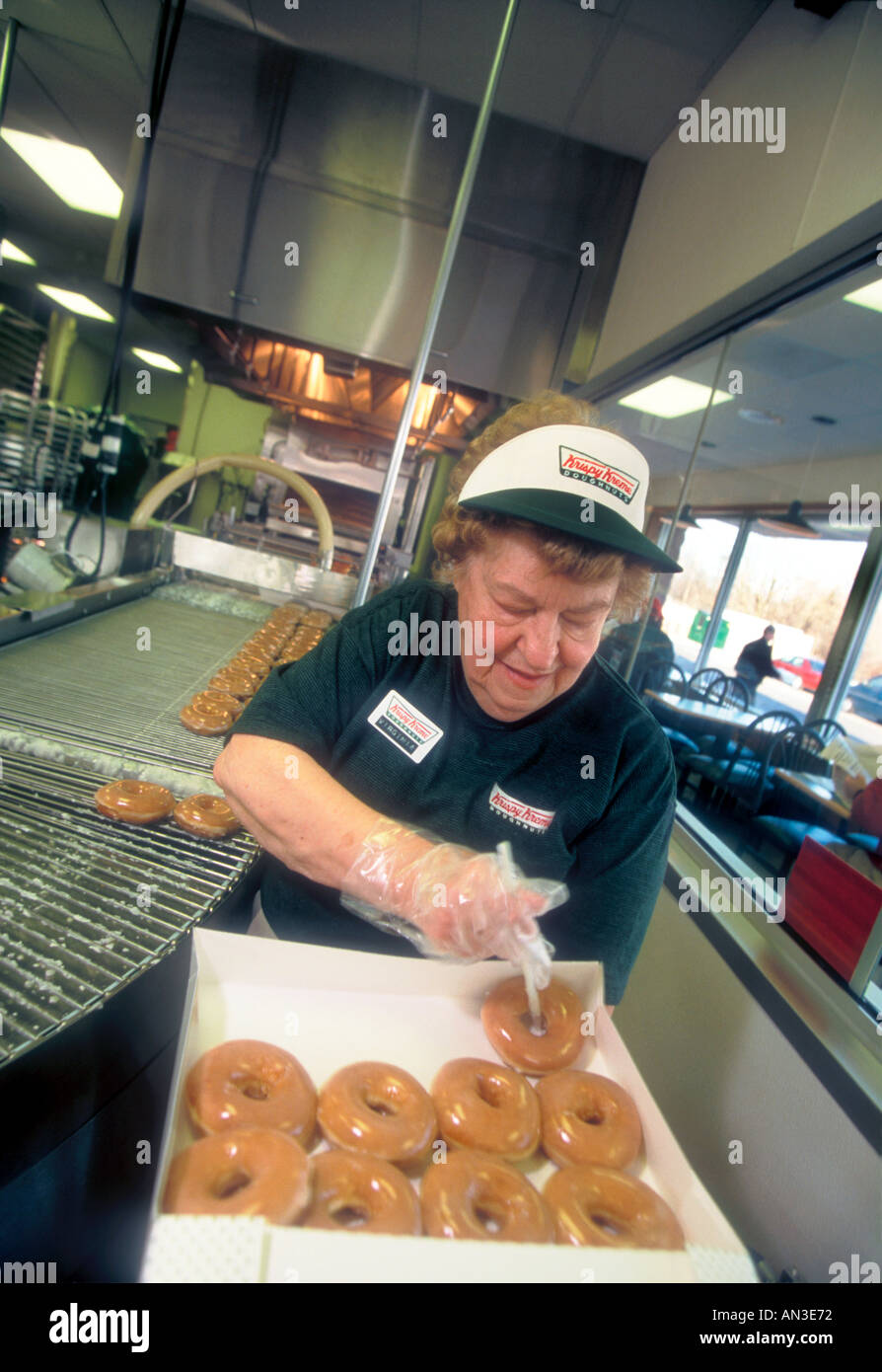 Warren Michigan 24 février 1999 Virginie Gaer 77 travaille à la Krispy Kreme doughnut shop Banque D'Images