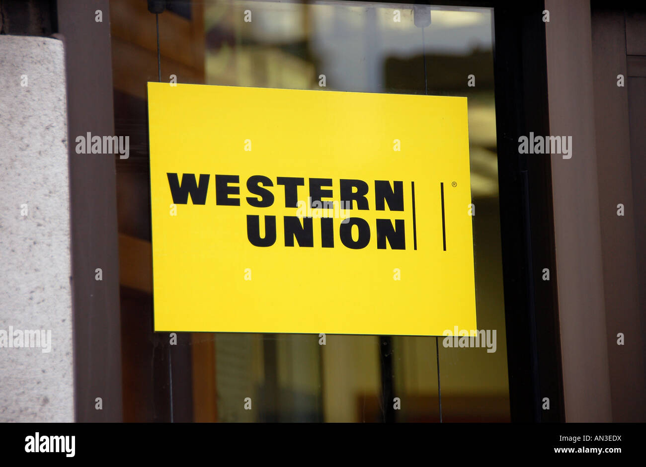 Western Union sign in shop window, Londres, Angleterre Banque D'Images