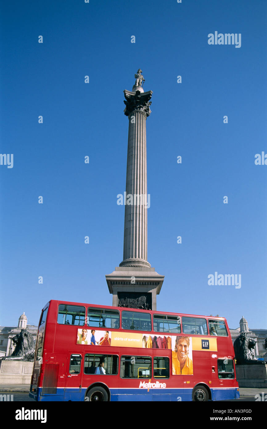 Trafalgar Square / la Colonne Nelson & Doubledecker Bus, Londres, Angleterre Banque D'Images