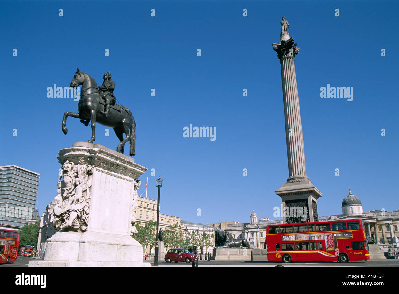 Trafalgar Square / Doubledecker Bus & la Colonne Nelson , , Londres, Angleterre Banque D'Images