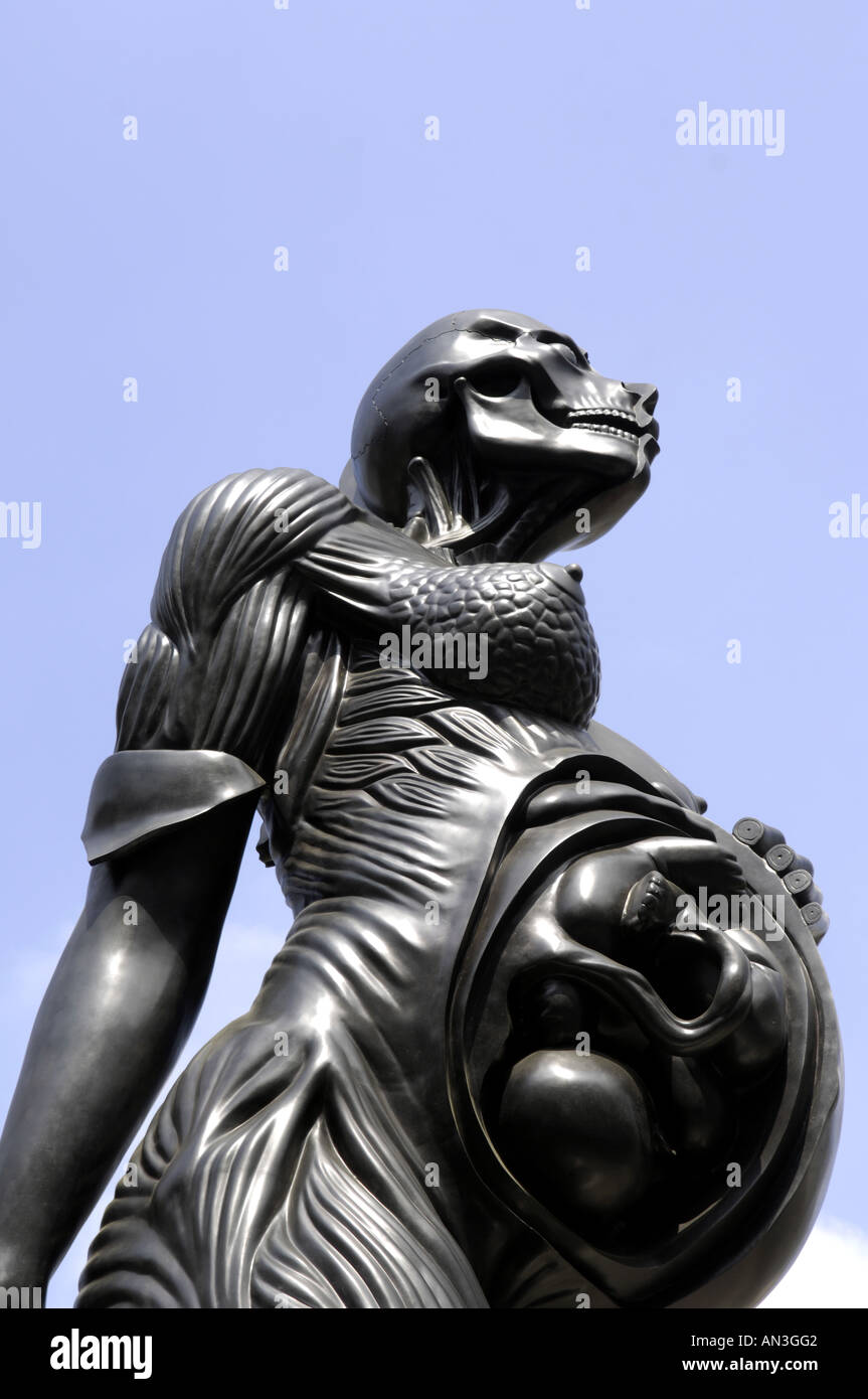 Vierge Mère Damien Hirst statue révélant intérieur femme enceinte Royal Academy of Arts de Londres Vierge Mère foetus couches w Banque D'Images