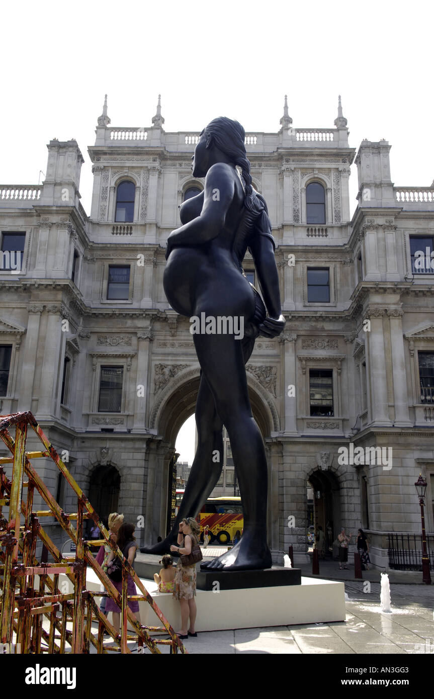 Vierge Mère Damien Hirst statue révélant intérieur femme enceinte Royal Academy of Arts de Londres Vierge Mère foetus couches w Banque D'Images