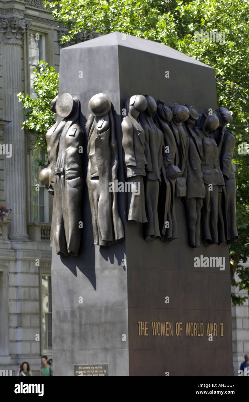 Les femmes de la seconde guerre mondiale, deux de bronze sculpture hommage  moderne le féminisme femmes uniformes ville nouveau cénotaphe memorial  commémoration pa Photo Stock - Alamy