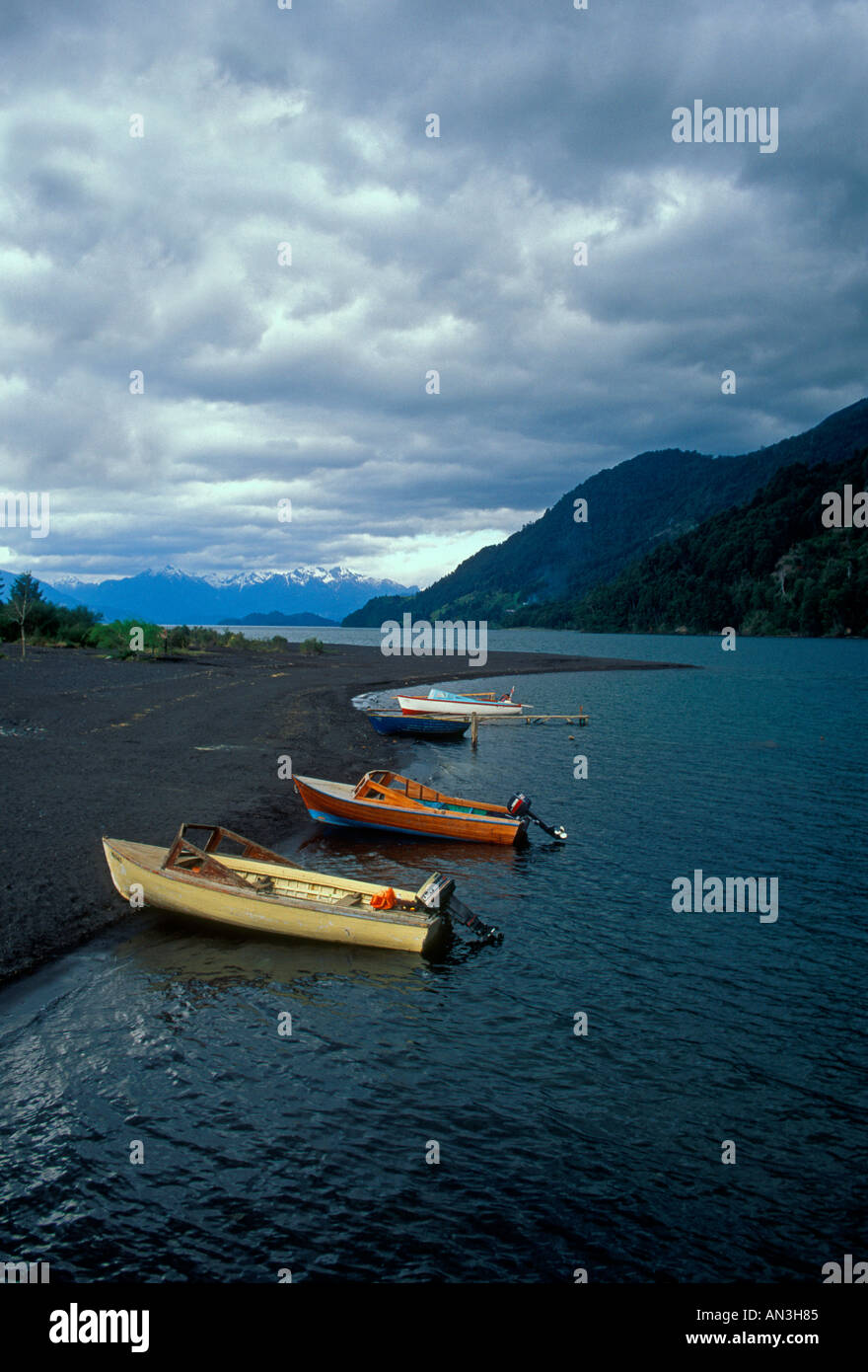 Bateaux sur la rive, Petrohue, le lac Todos Los Santos, Vicente Perez Rosales, Parc National Montagnes des Andes, région des lacs, Chili, Amérique du Sud Banque D'Images