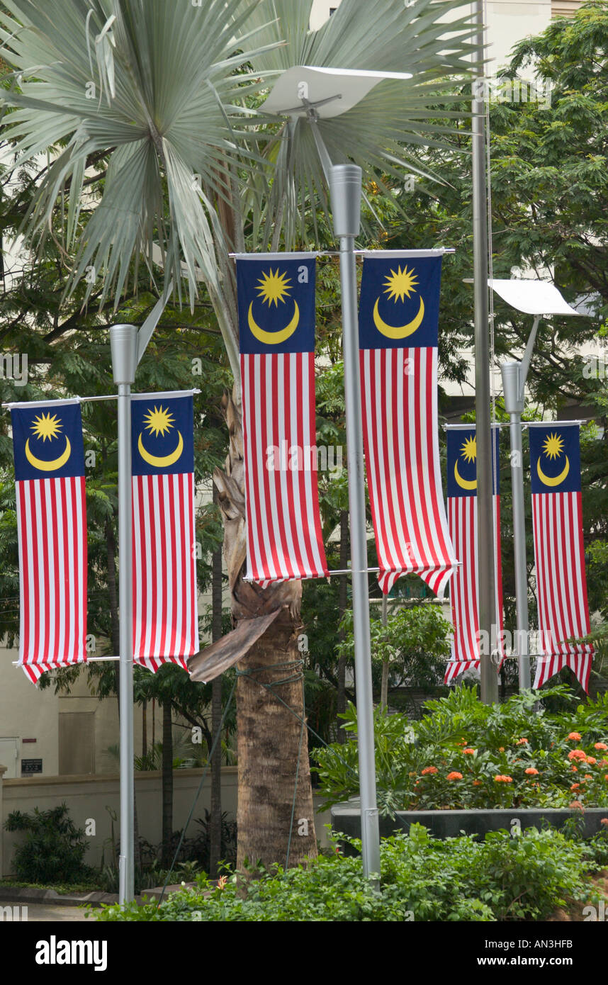 Drapeaux de Malaisie accroché sur les réverbères pour célébrer le jour de l'indépendance Banque D'Images