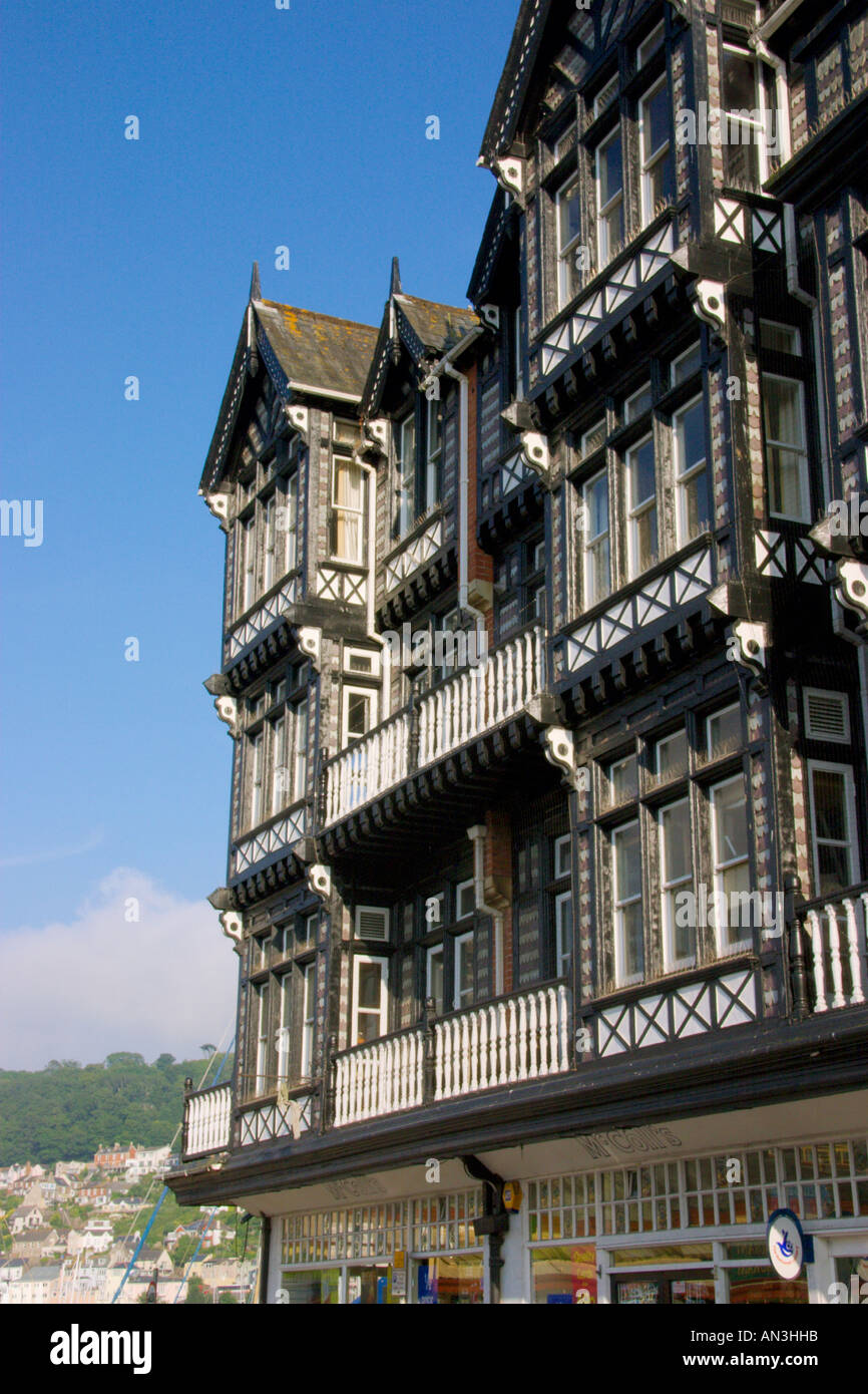 Bâtiment blanc et noir Dartmouth Devon UK Banque D'Images