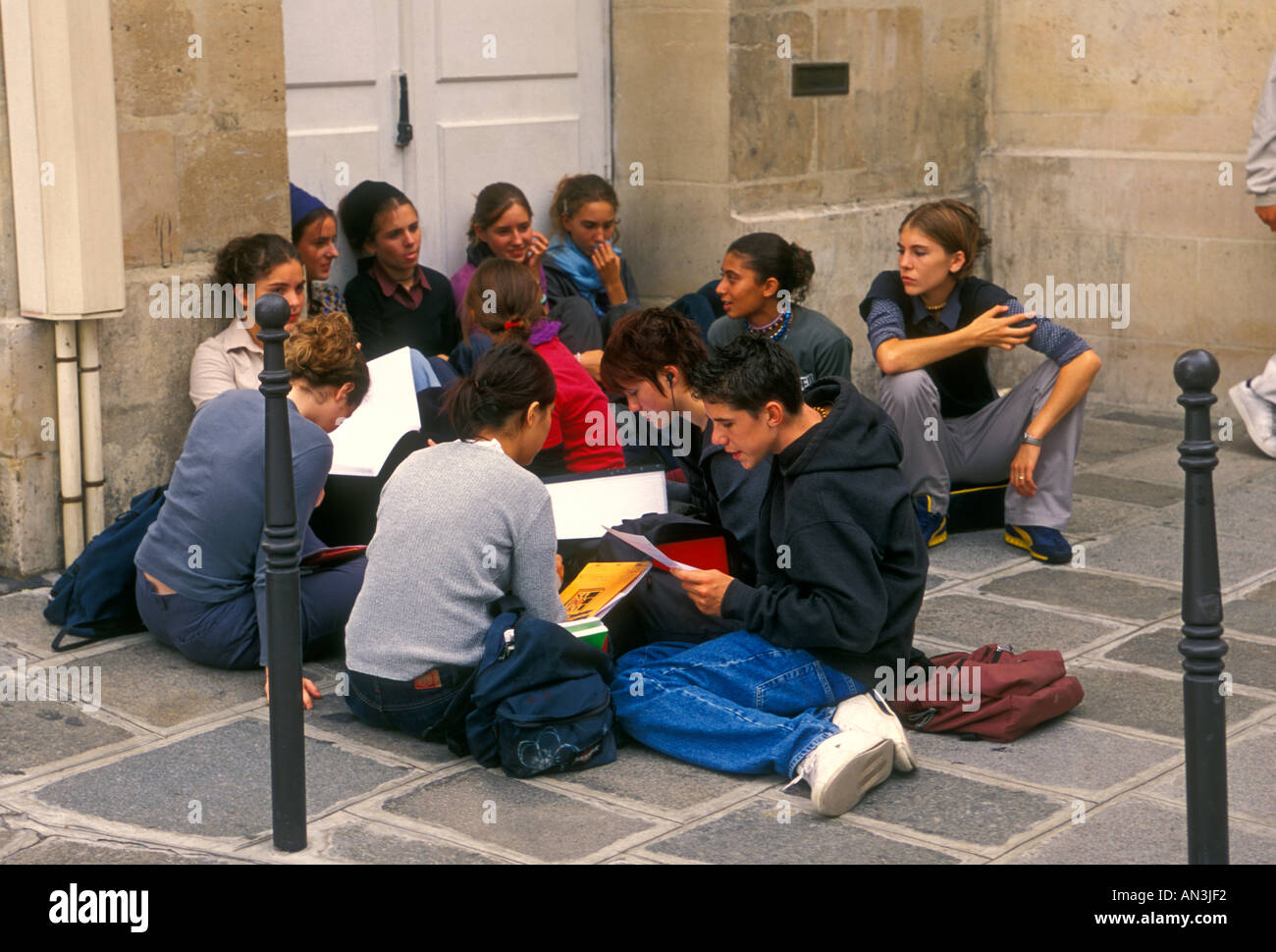 L'école des adolescentes françaises les étudiants qui étudient pour tester pendant la récréation au Lycée Charlemagne dans le quartier du Marais à Paris France Banque D'Images