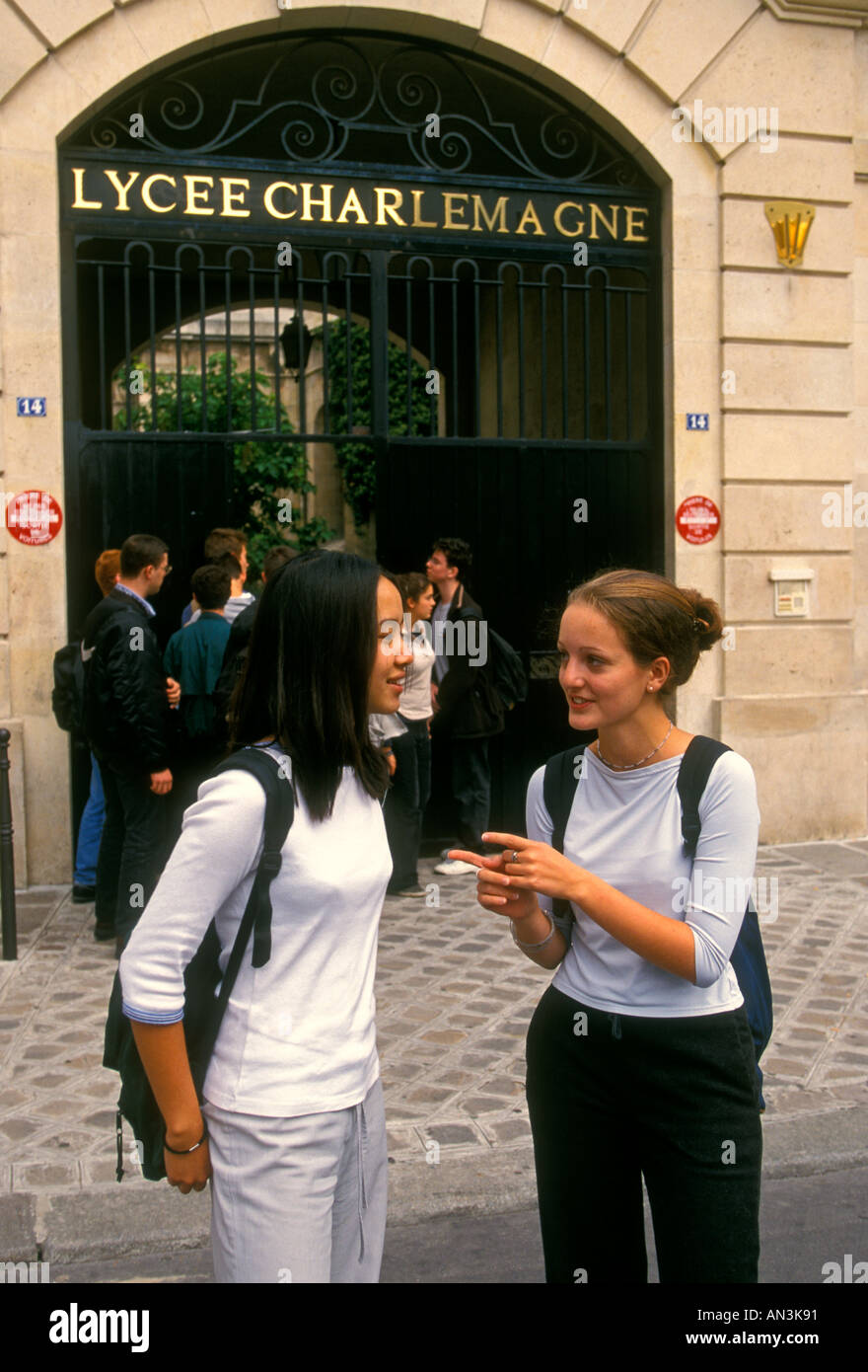 Les élèves du secondaire français parle écolières se réunissant le chat à la récréation au Lycée Charlemagne dans le quartier du Marais à Paris France Banque D'Images