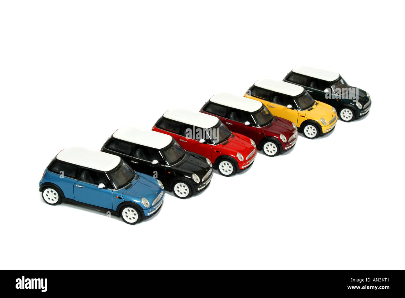 Une rangée de six replica Mini Coopers en différentes couleurs. Banque D'Images
