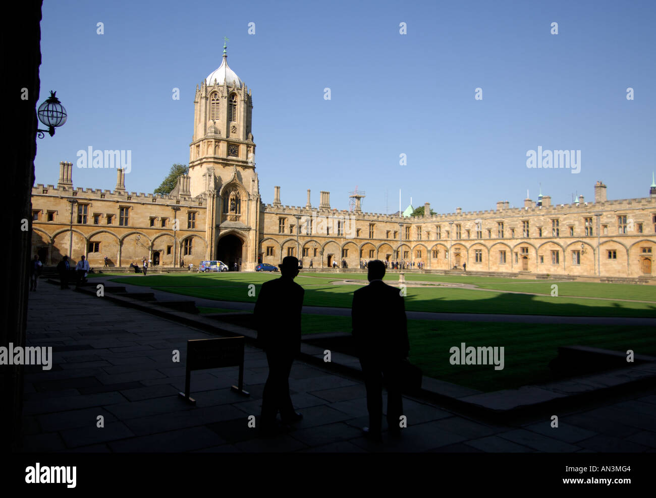 Les Bulldogs de l'université '' (Police) à Christ Church à Oxford avec Tom Tom, la tour et la fontaine de mercure en Quad dans l'arrière-plan Banque D'Images