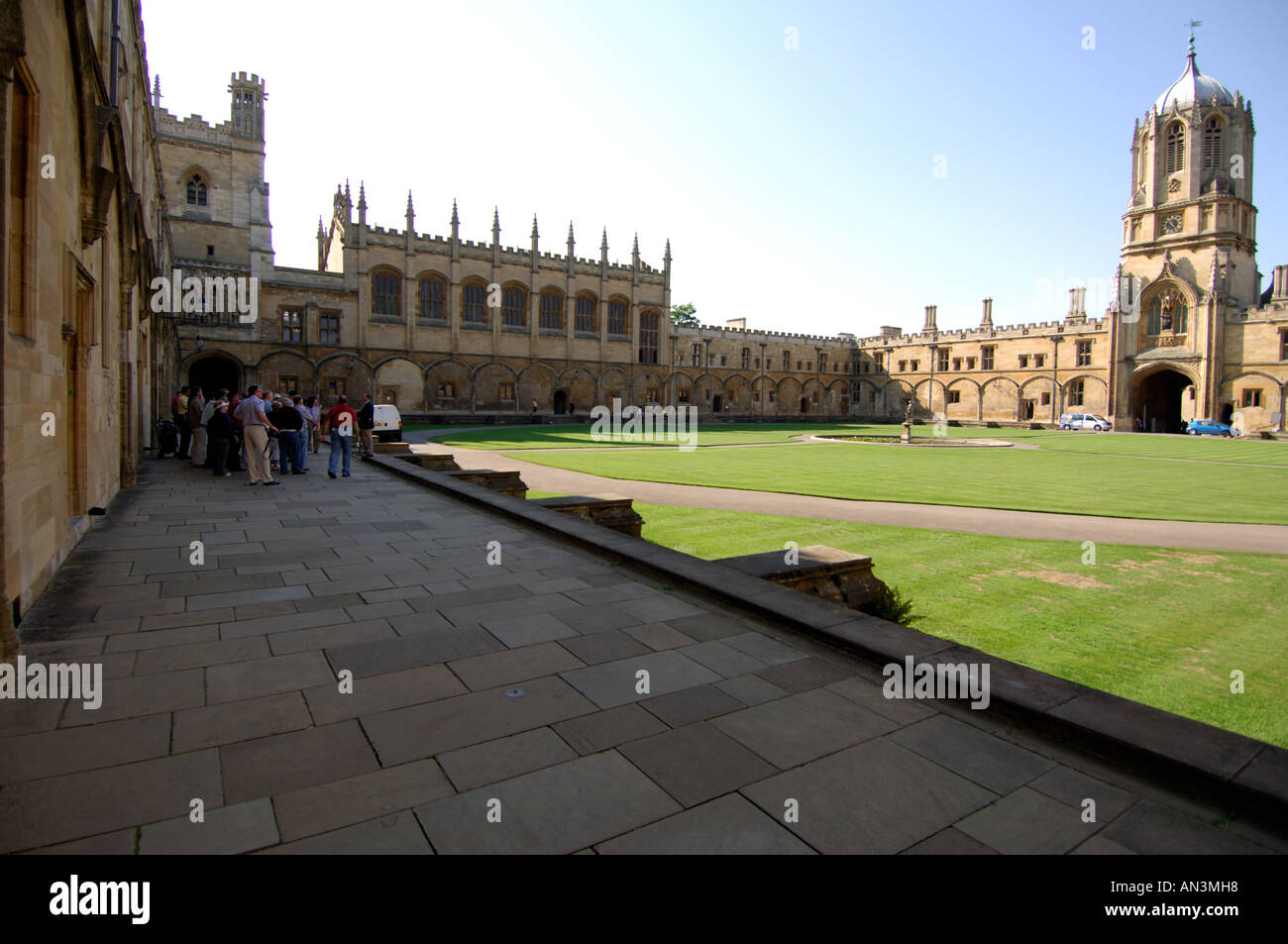 Avis de touristes à Christ Church College Oxford Tom Tom sur la Tour et La Fontaine de mercure Quad Banque D'Images