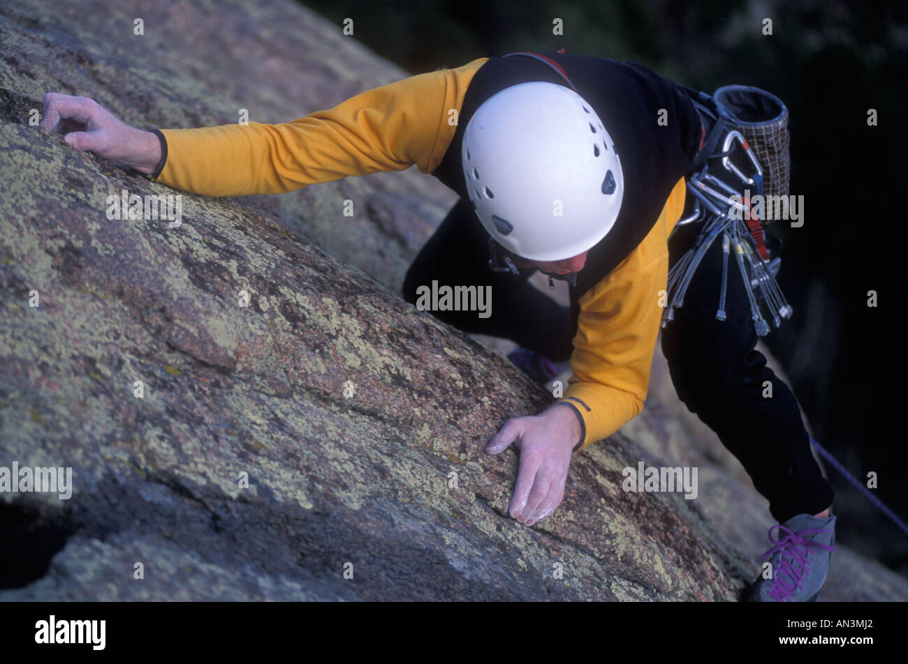 Rock climber ascending a steep rock face Banque D'Images