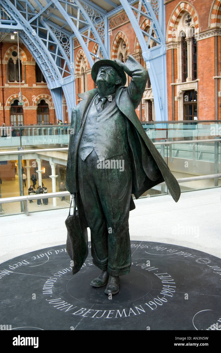 Statue de John Betjeman à St Pancras gare London England UK Banque D'Images