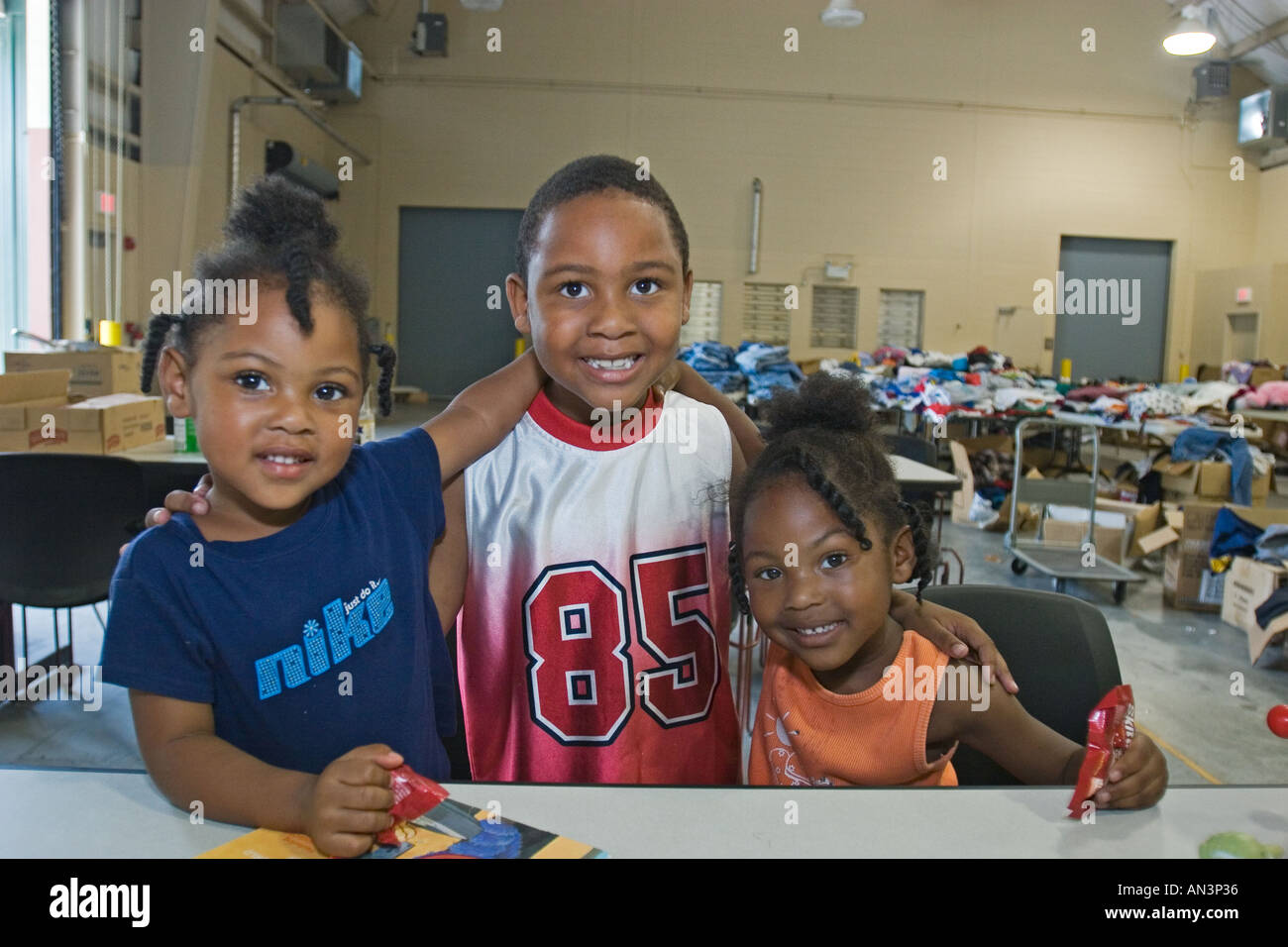 Enfants dans un abri pour les survivants de l'ouragan Katrina Banque D'Images