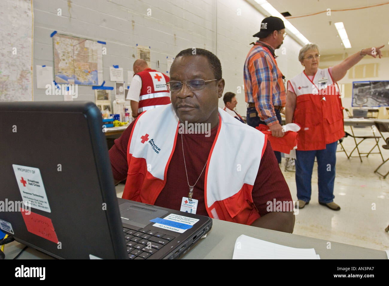 Volontaire de la Croix Rouge travaille sur l'ouragan Katrina Banque D'Images