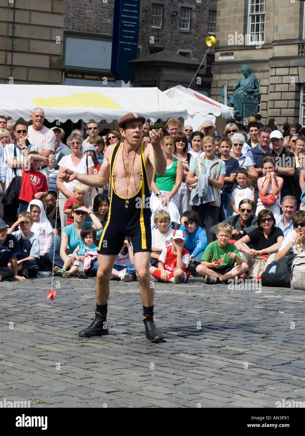 Artiste de rue jouant avec Yo-Yos dans sa performance au Edinburgh Fringe Festival Banque D'Images
