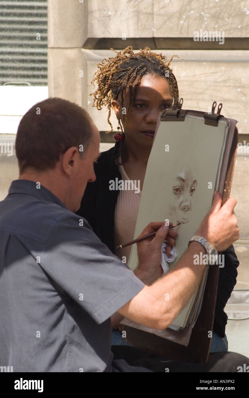 Artiste dessin faisant un portrait dans le Royal Mile d'Édimbourg Banque D'Images