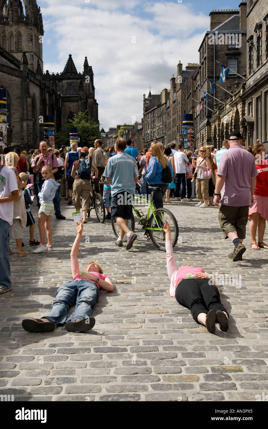 Acteurs portant au milieu de la Royal Mile d'Édimbourg, l'essai d'annoncer leur spectacle Banque D'Images