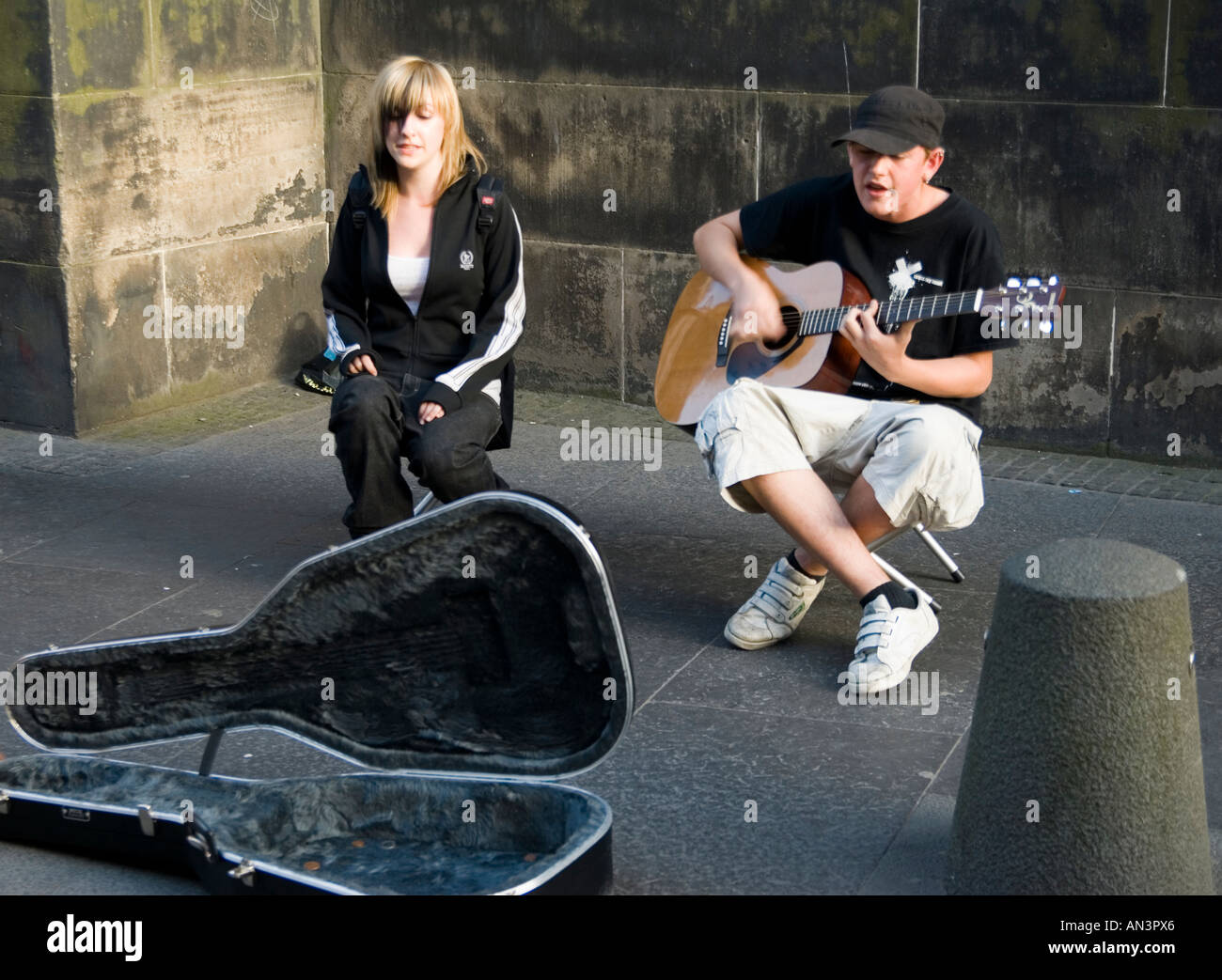 Les adolescents de la rue dans les rues d'Édimbourg, Écosse Banque D'Images