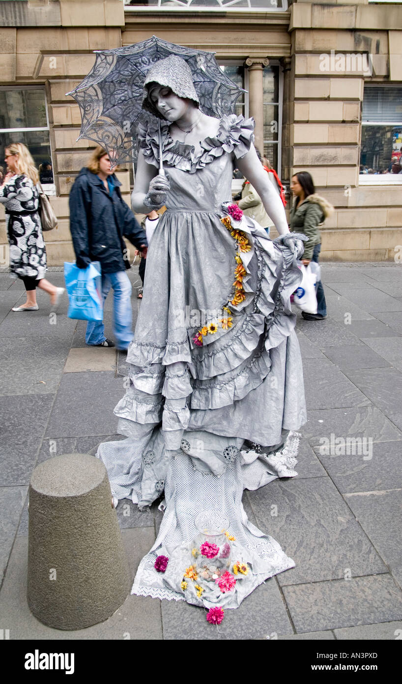 Artiste de rue posant avec un parapluie dans le Royal Mile d'Édimbourg pendant le Festival Fringe Banque D'Images
