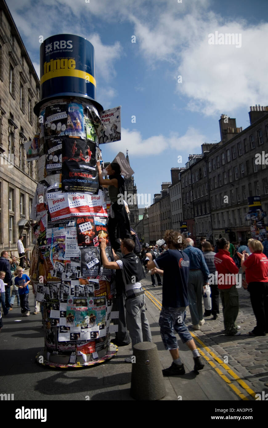 Les gens de mettre des affiches pour le Festival Fringe d' Banque D'Images