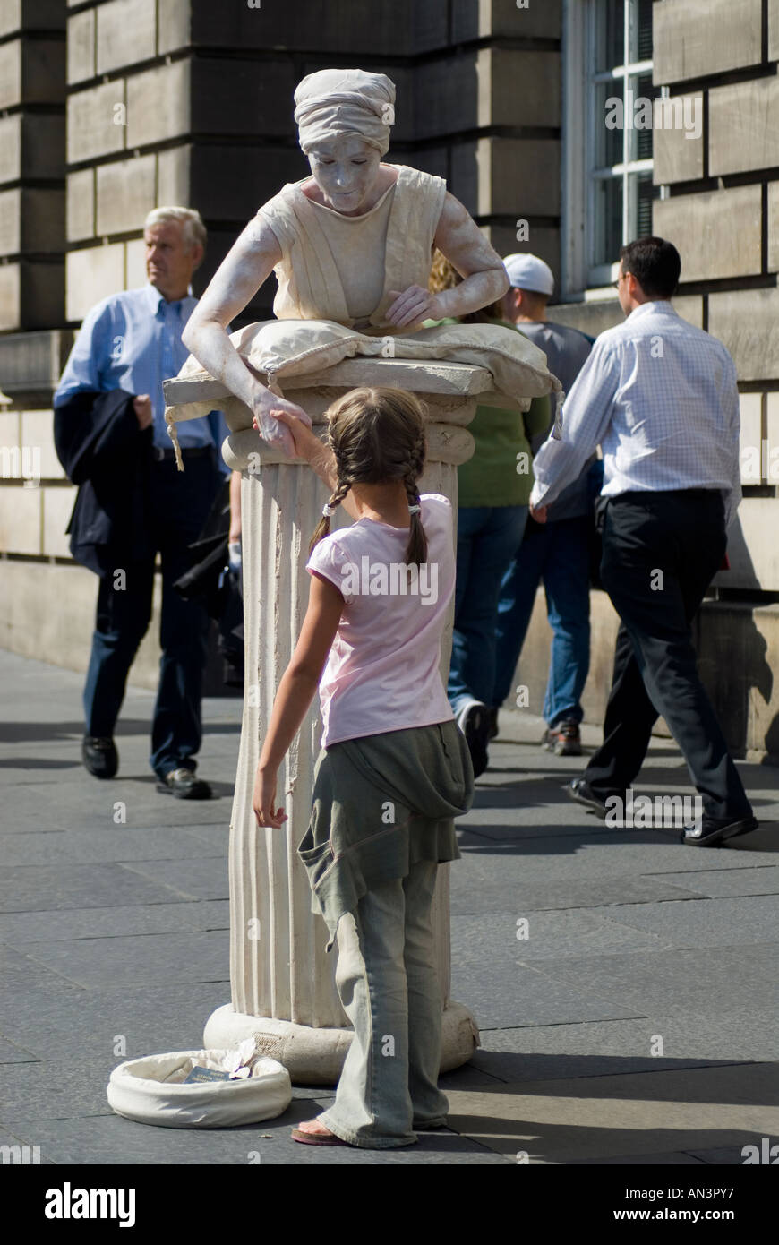 Artiste de rue avec un enfant dans le Royal Mile Banque D'Images