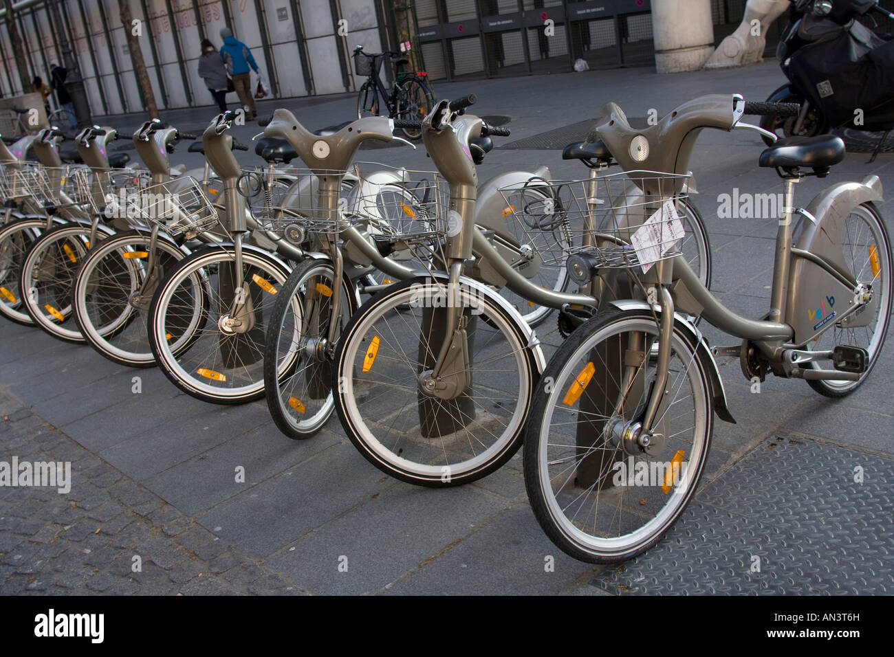 Vélib' est un service de location de vélos en libre service "système"  disponible 24 heures par jour à la place Georges Pompidou, une Plaza en  face du Centre Photo Stock - Alamy