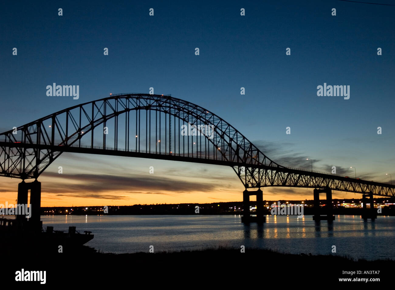 Steel pont sur la rivière Miramichi, à Miramichi, Nouveau-Brunswick Canada Ville de nuit Banque D'Images