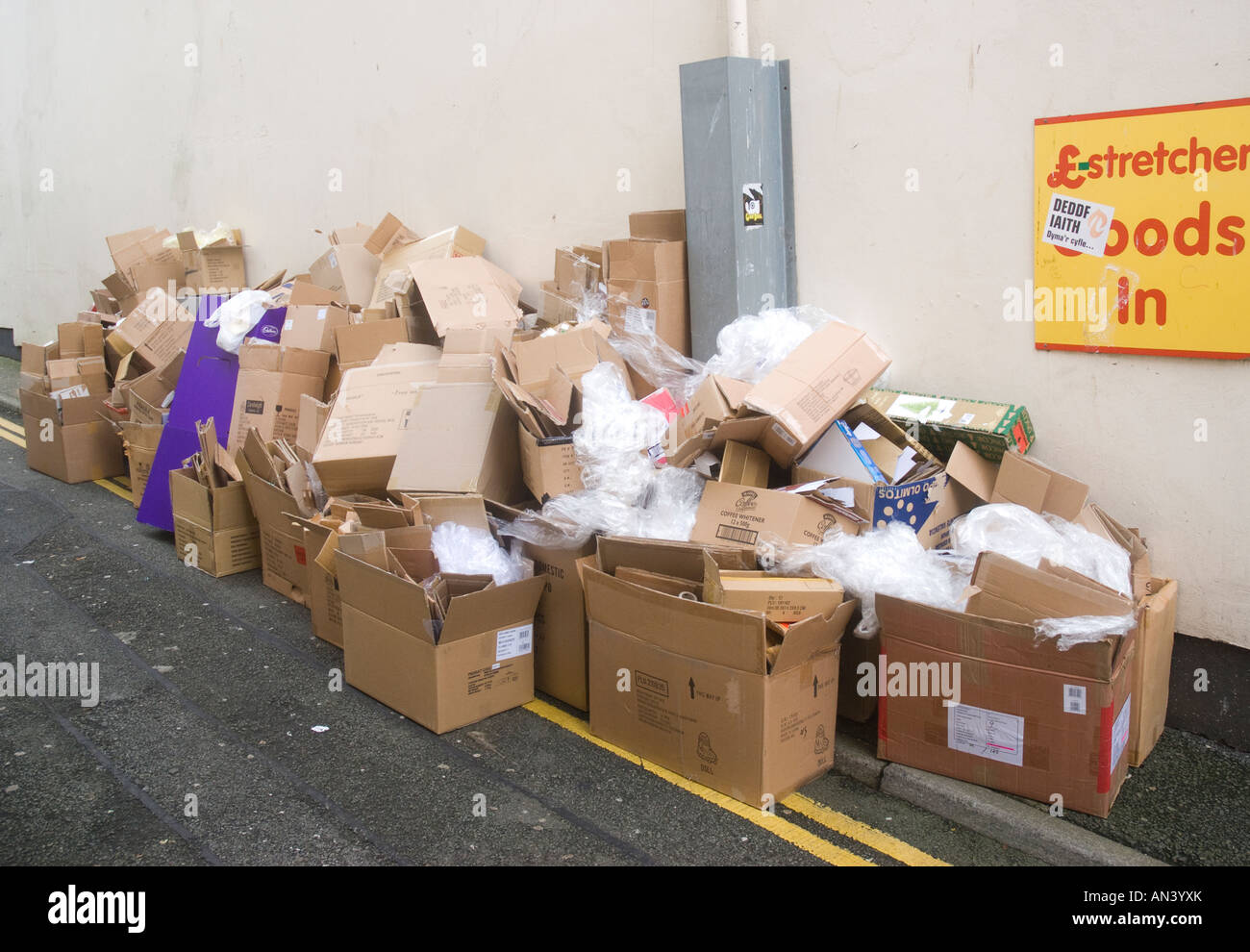 Les boîtes en carton des déchets à l'extérieur d'une boutique Photo Stock -  Alamy