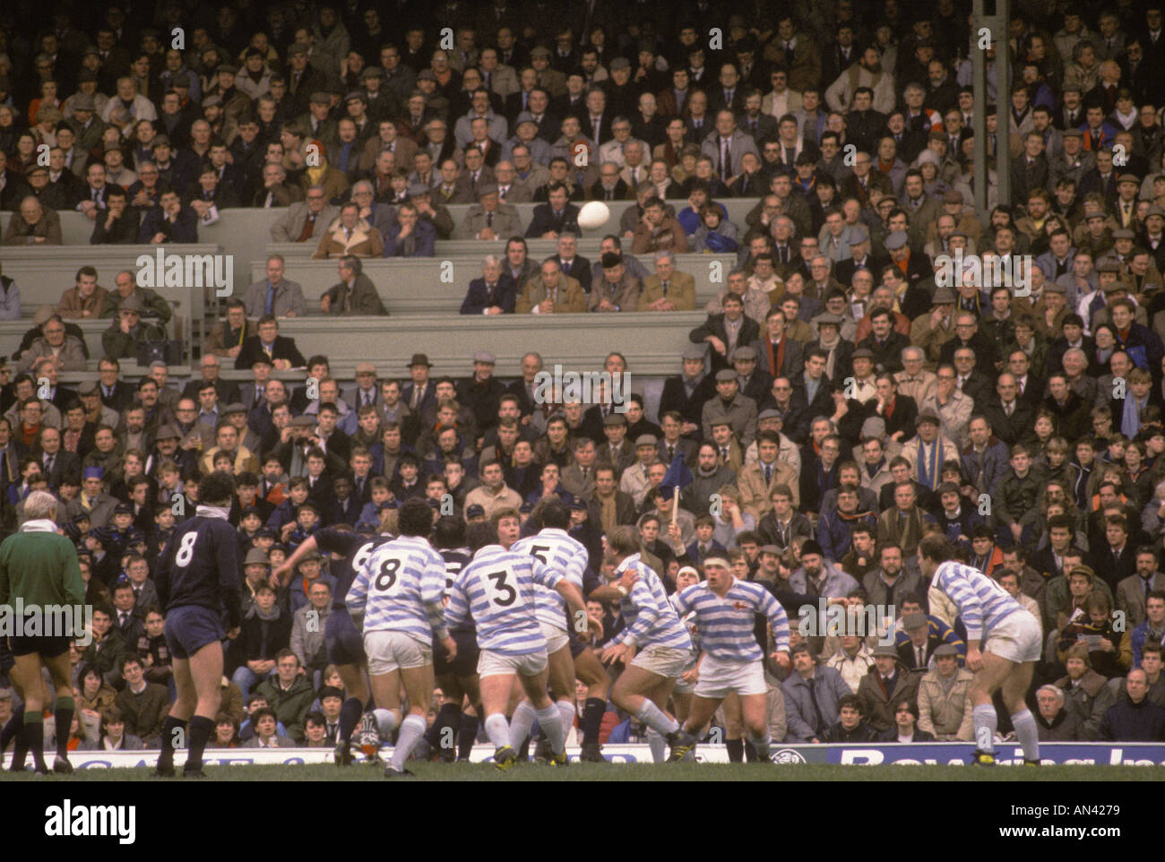 Varsity Rugby match à Twickenham Oxford University contre Cambridge University. Oxford dans le bleu clair. Crowd People Lin se dresse HOMER SYKES des années 1985 1980 Banque D'Images