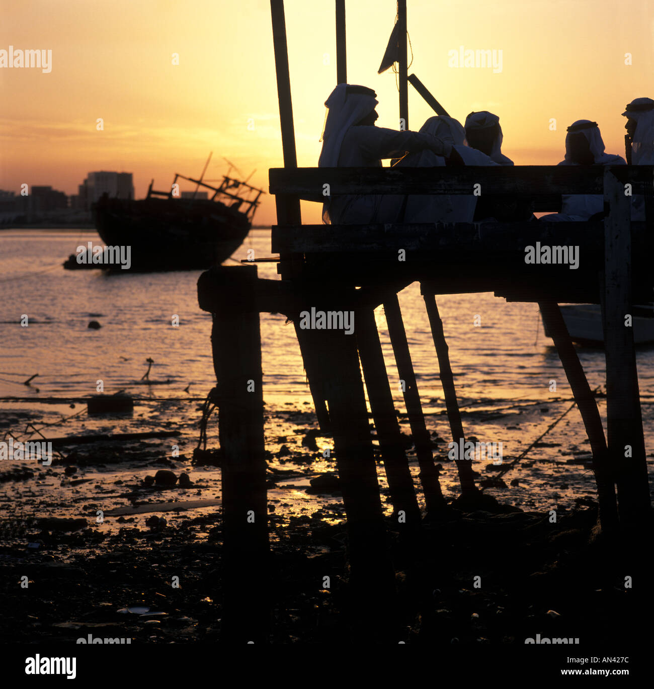 Bahreïn Manama Bahreïn Muharraq Muharaq pêcheurs discutent dans la soirée Banque D'Images