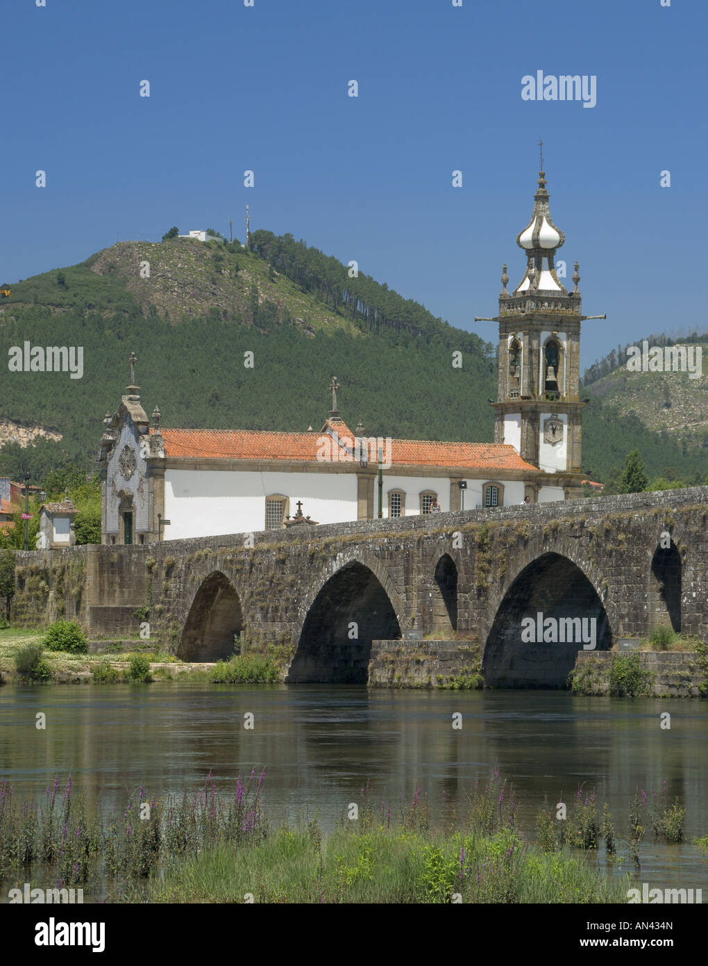 Le Portugal, Minho District, Ponte de Lima, le pont médiéval, la rivière Lima et l'église de Santo Antonio da Torre Velha Banque D'Images