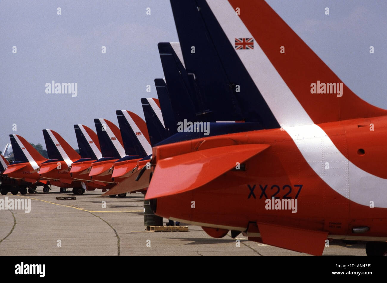 Red Arrows RAF volantes équipes de volants moteur à réaction Hawk Aircraft aligné Air Tattoo queue ailerons queue ailerons Line Row North Weald Essex England UK Banque D'Images