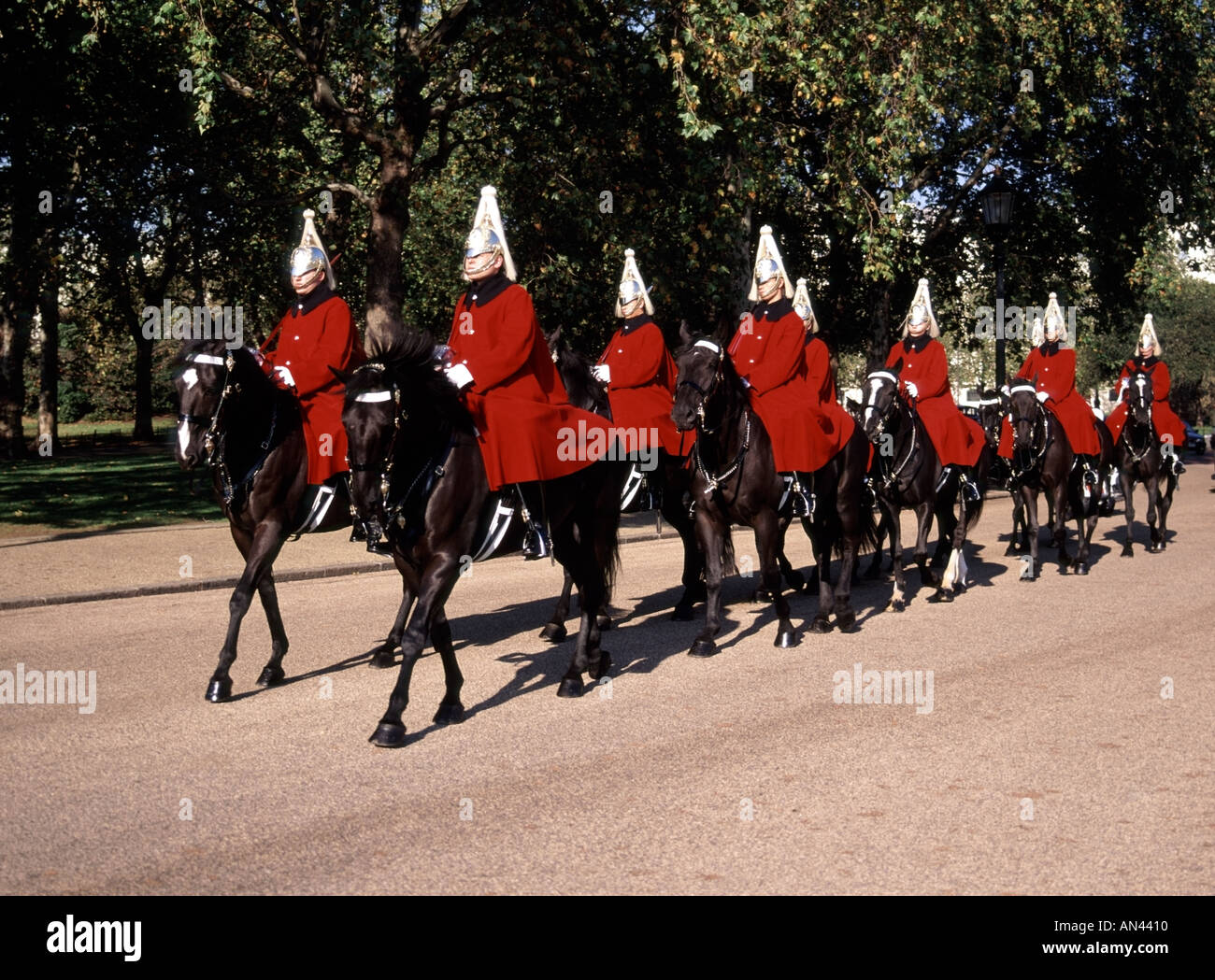 Londres troopers du Household Cavalry régiment monté les Sauveteurs arrivant sur Horse Guards pour changer la garde Banque D'Images