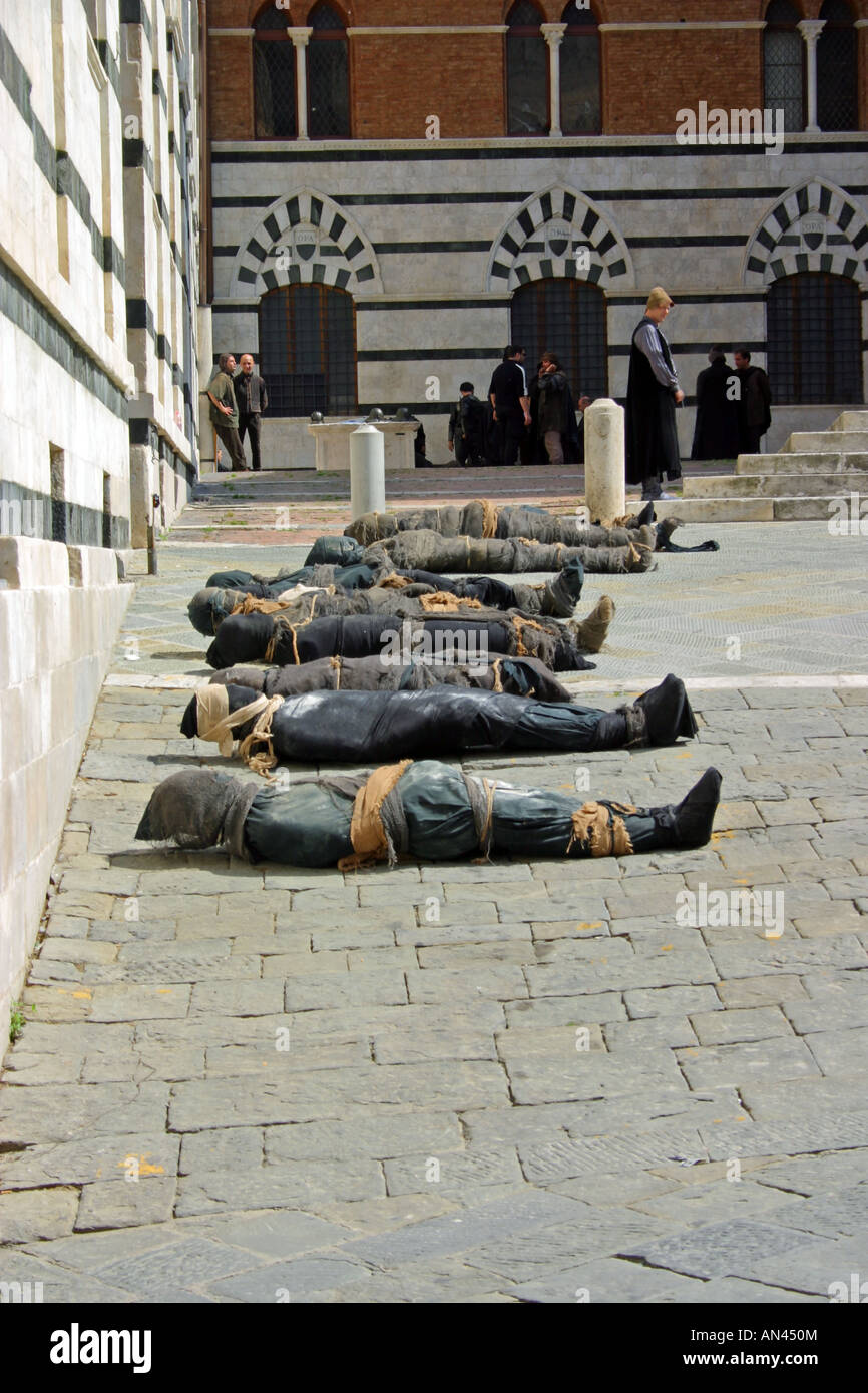 Scène du film à propos de la peste cadavres enveloppés dans un sac situé en face de la Cathédrale de Sienne Toscane Italie Europe Banque D'Images