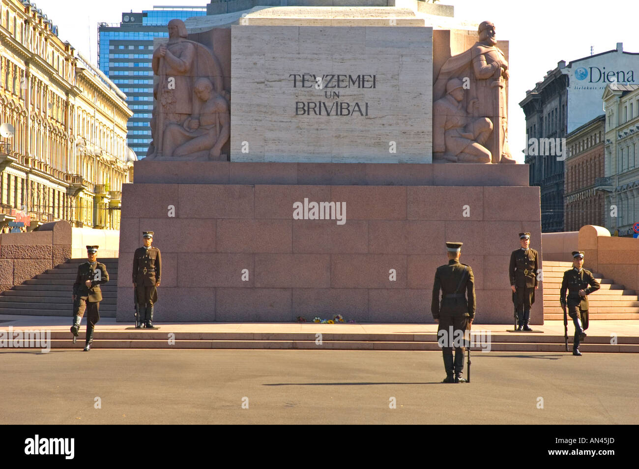 Gardiens du Monument de la liberté dans la Rue Brivibas iela dans Bastejkains Park dans le centre de Riga Lettonie UE Banque D'Images