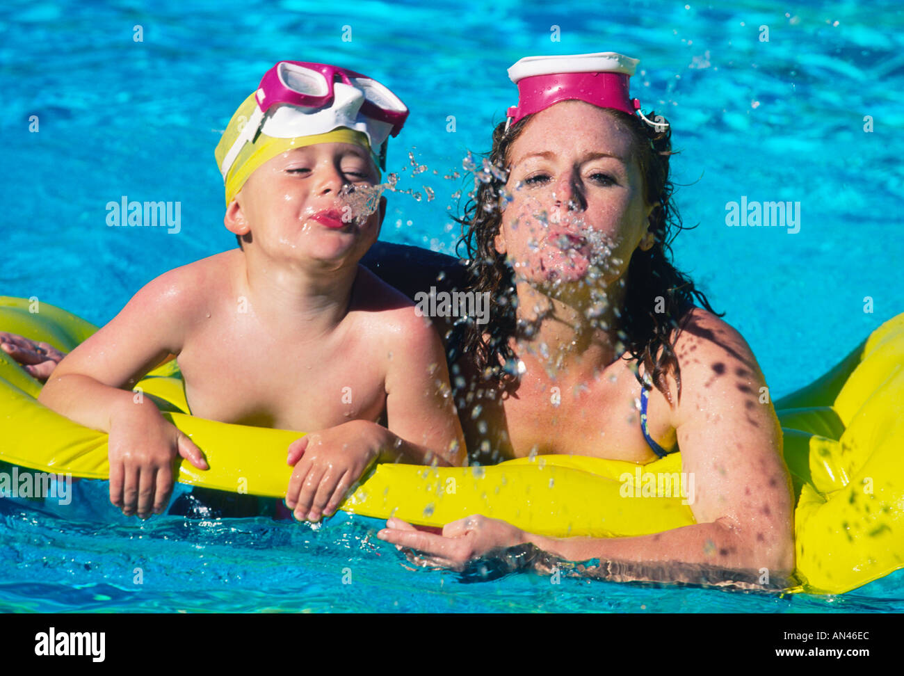 Mère et fils jouant dans la piscine Banque D'Images