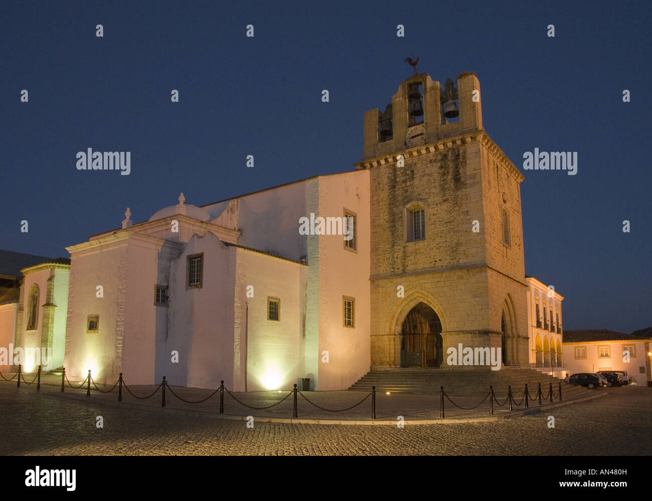 Le Portugal, l'Algarve, Faro, la cathédrale, la place de l'église de la vieille ville de nuit Banque D'Images