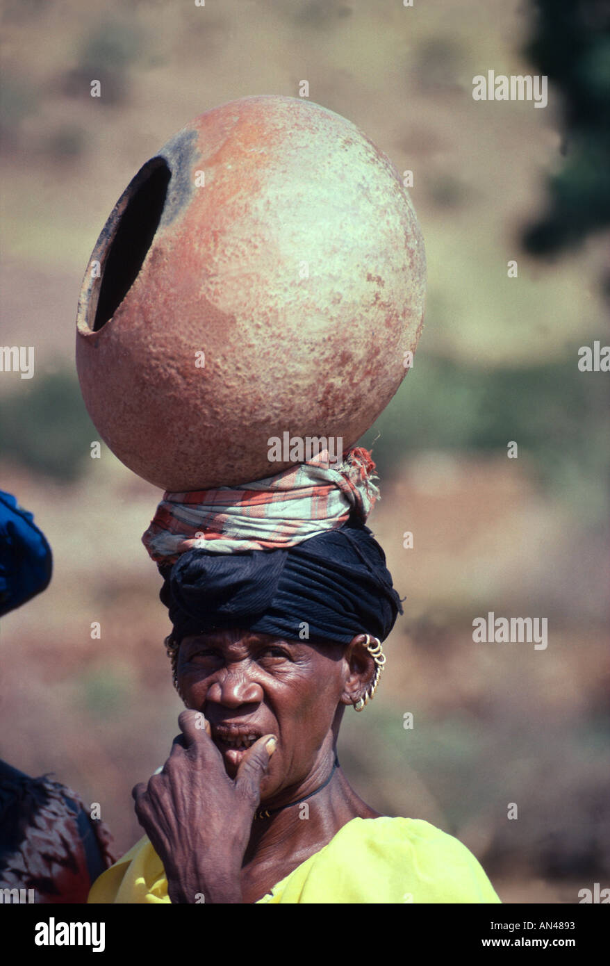 Femme avec pot en argile et boucles d'or le nord de Bandiagara au Mali Afrique de l'Ouest Banque D'Images