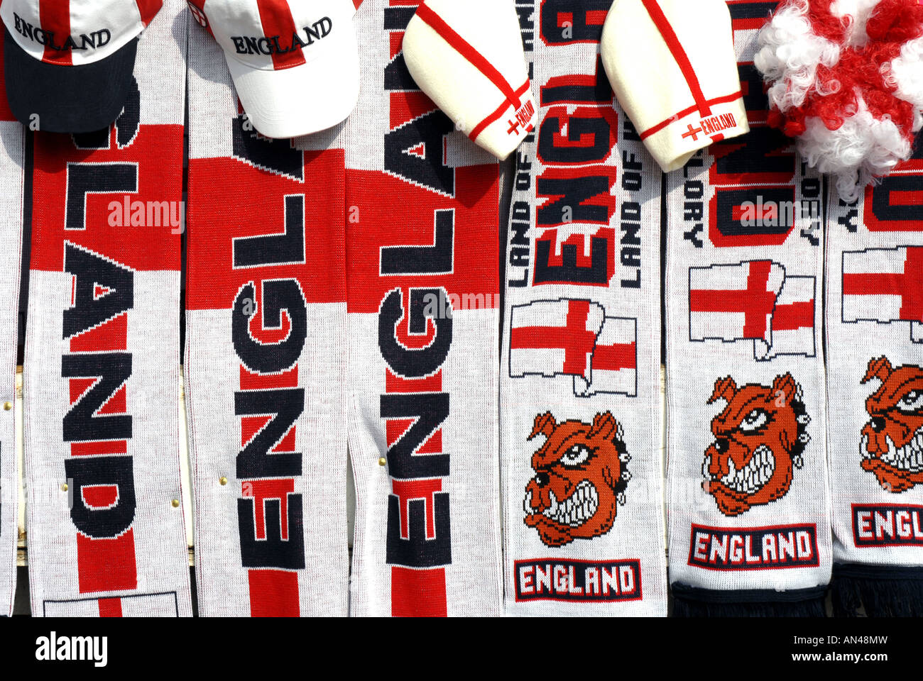 L'Angleterre d'écharpes et chapeaux à Wembley Stadium de Wembley à Londres  Photo Stock - Alamy