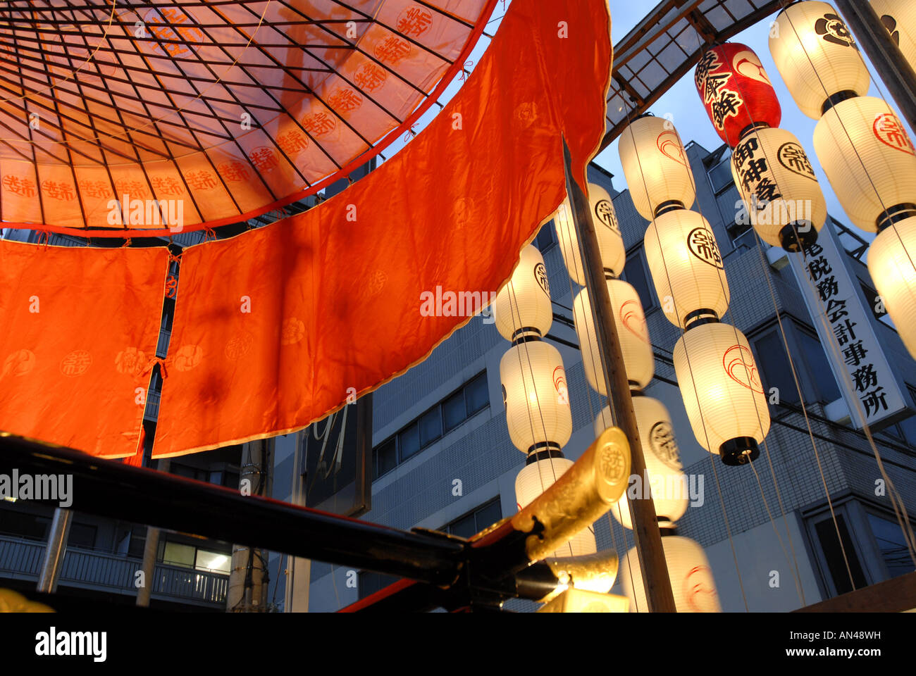 Parasol et de flottement des lanternes en papier à Kyoto Gion Matsuri Japon Juillet 2007 Banque D'Images