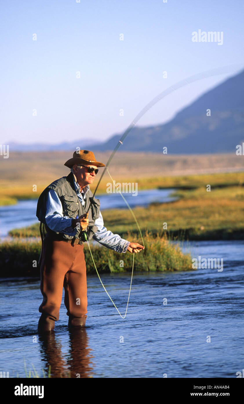 Pêche à la mouche à l'homme de la rivière d'Owens en Californie Banque D'Images