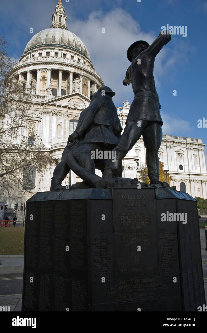 Le Mémorial National des pompiers sculpté par John W Mills, Londres, Angleterre. Banque D'Images