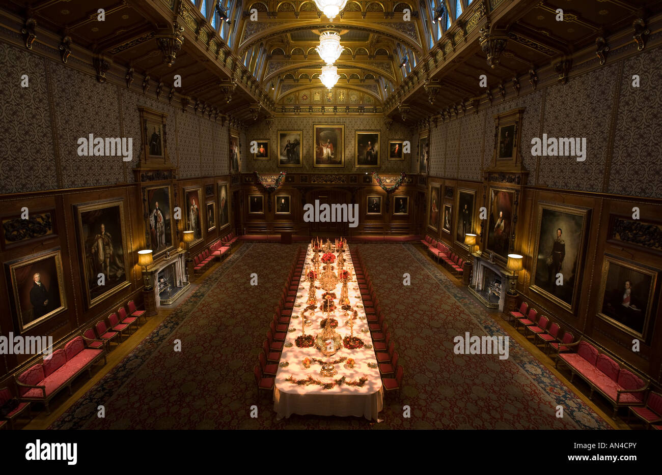 La reine Victoria s silver service de table sur une table de 50 pieds dans le château de Windsor s Waterloo Chamber Banque D'Images