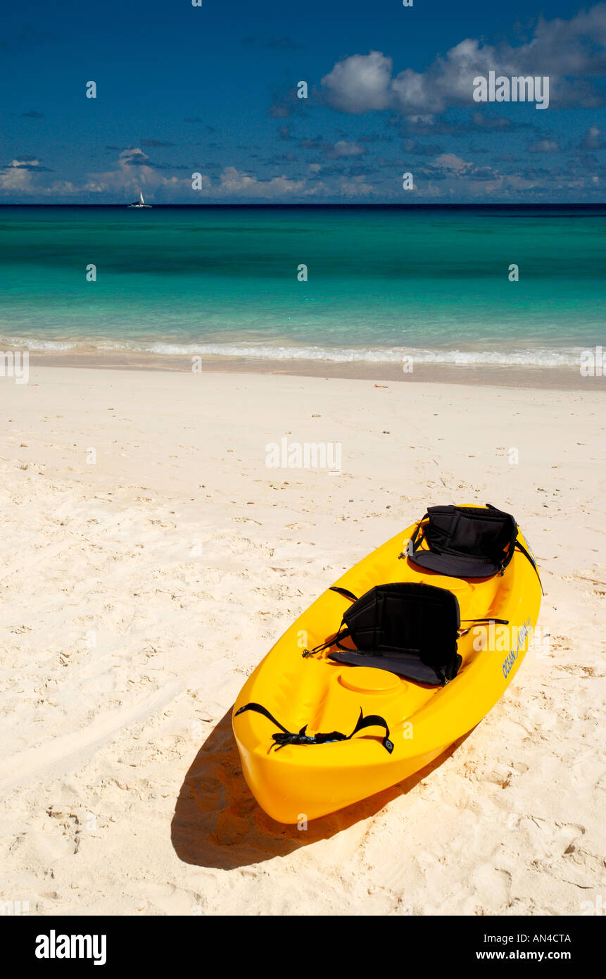 Kayak Océan jaune sur plage avec voile à l'Horizon La Barbade WI Photo  Stock - Alamy