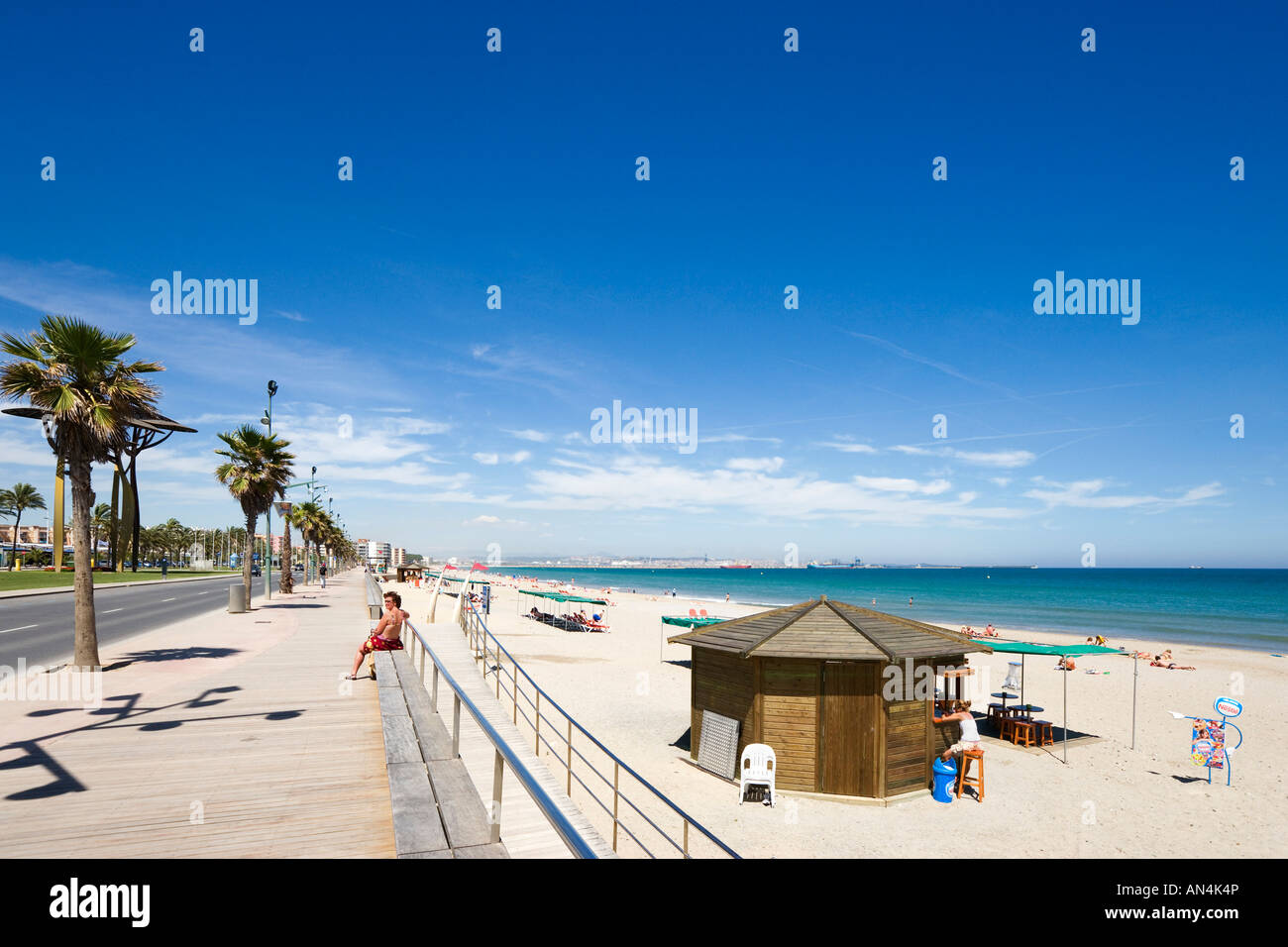 Promenade, plage et bar de plage, La Pineda, près de Salou, Costa Dorada, Espagne Banque D'Images