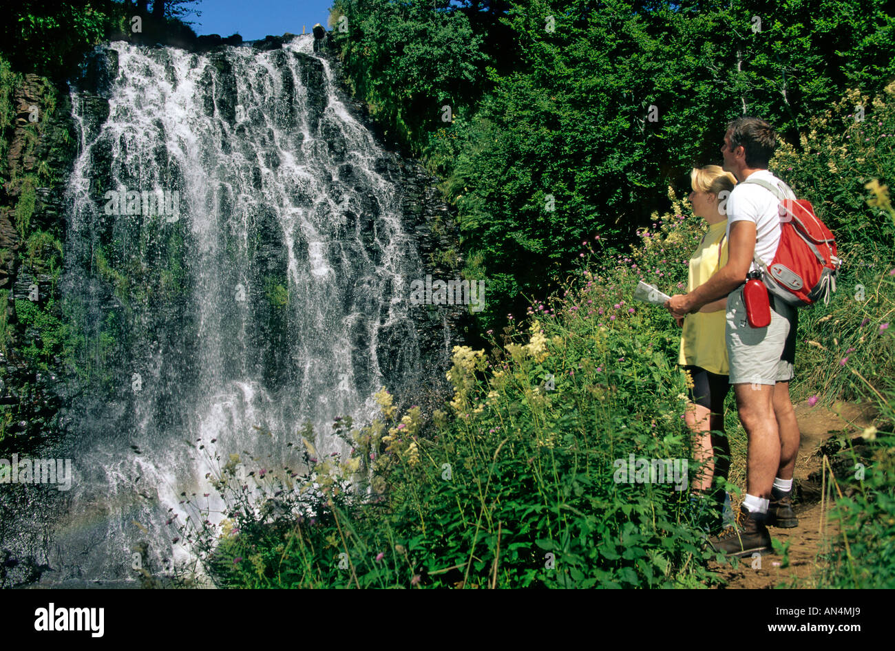 Couple hiking et à la recherche dans une chute Banque D'Images