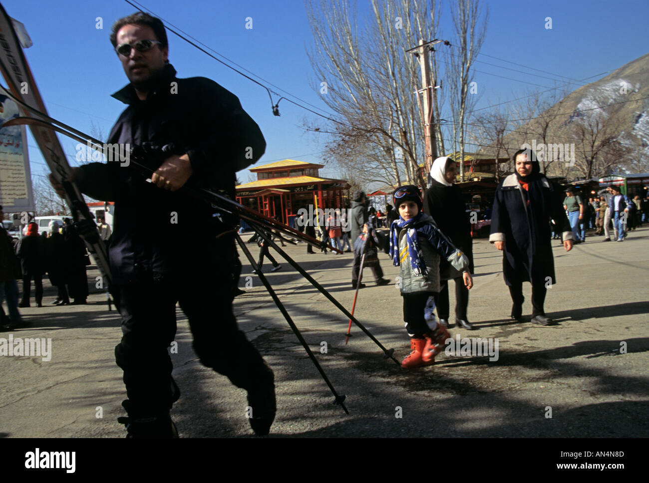 Une famille se prépare à aller faire du ski dans une station de ski, à Téhéran, Iran Banque D'Images